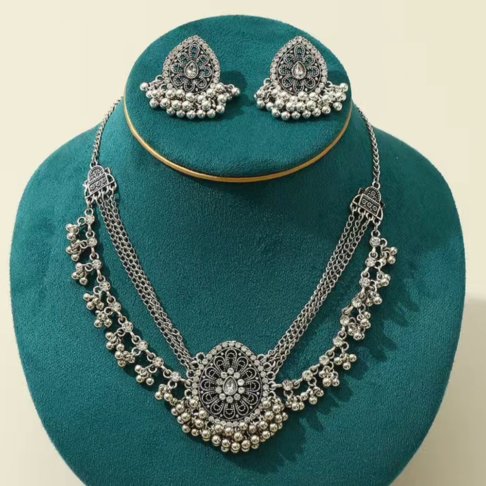 1 Pair Of Earrings & Necklace Jewelry Set Retro Flower Design Inlaid Rhinestone